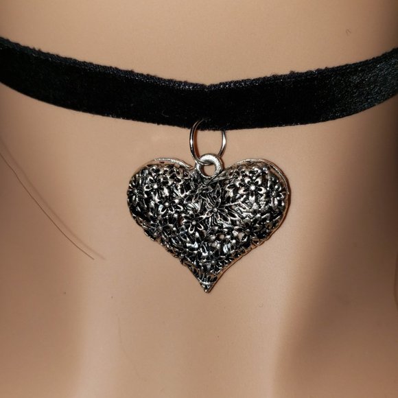 Black Velvet Heart Choker necklace - Picture 3 of 7